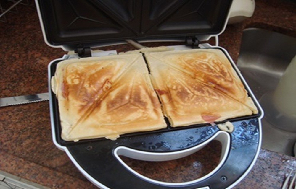 Ir para  <p>1 ovo;</p>

<p>2 colheres (sopa) de &oacute;leo;</p>

<p>1/2 x&iacute;cara de leite;</p>

<p>3/4 xicara de farinha de trigo;</p>

<p>1 pitada de sal;</p>

<p>1...